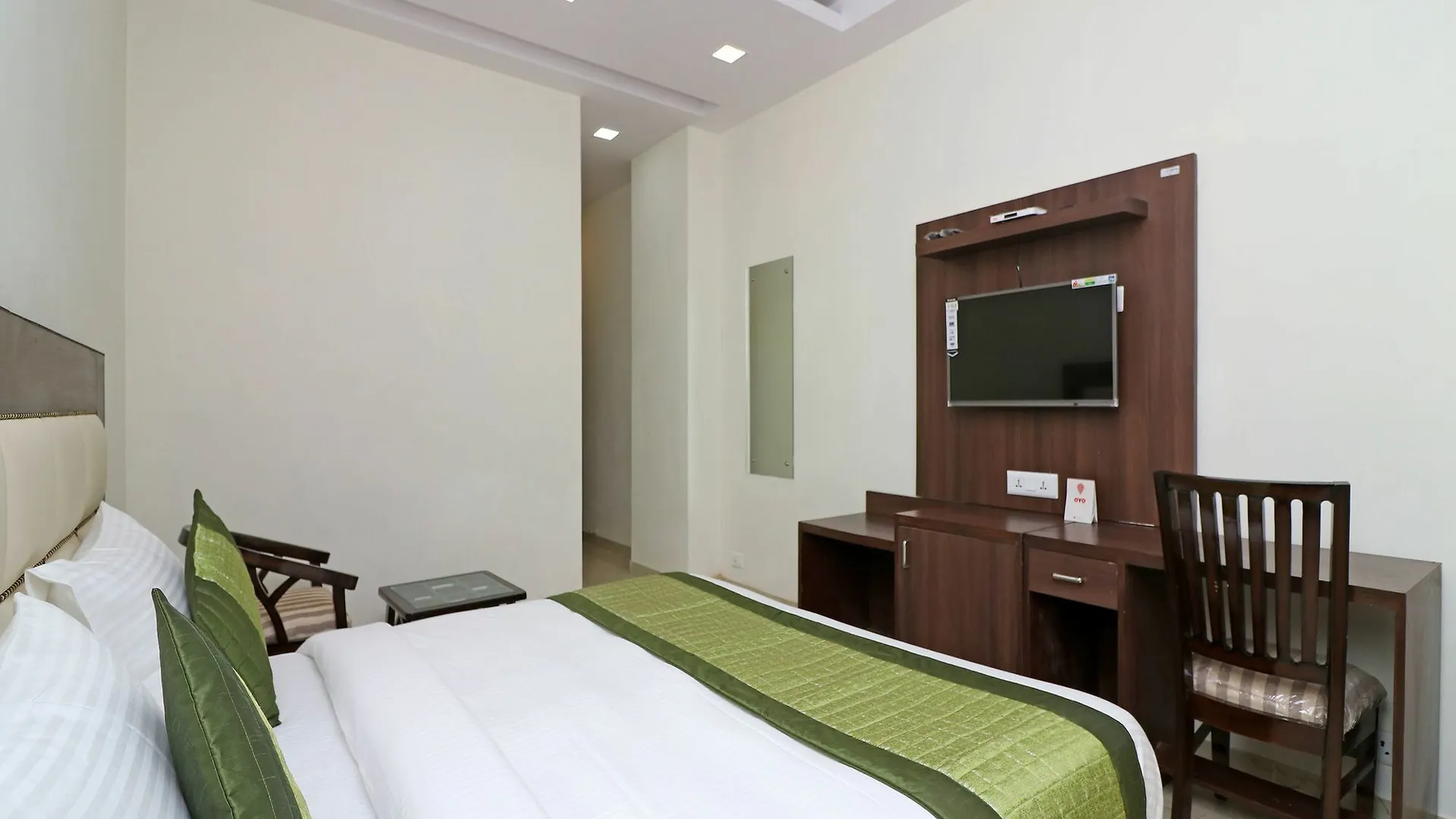 Oyo 12471 Sks Premium Otel Gurgaon