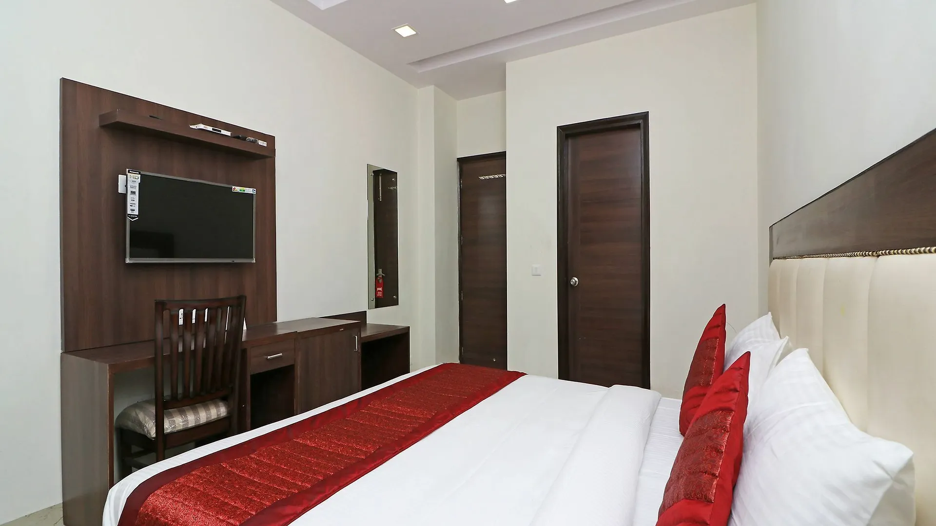 Oyo 12471 Sks Premium Otel Gurgaon Hindistan