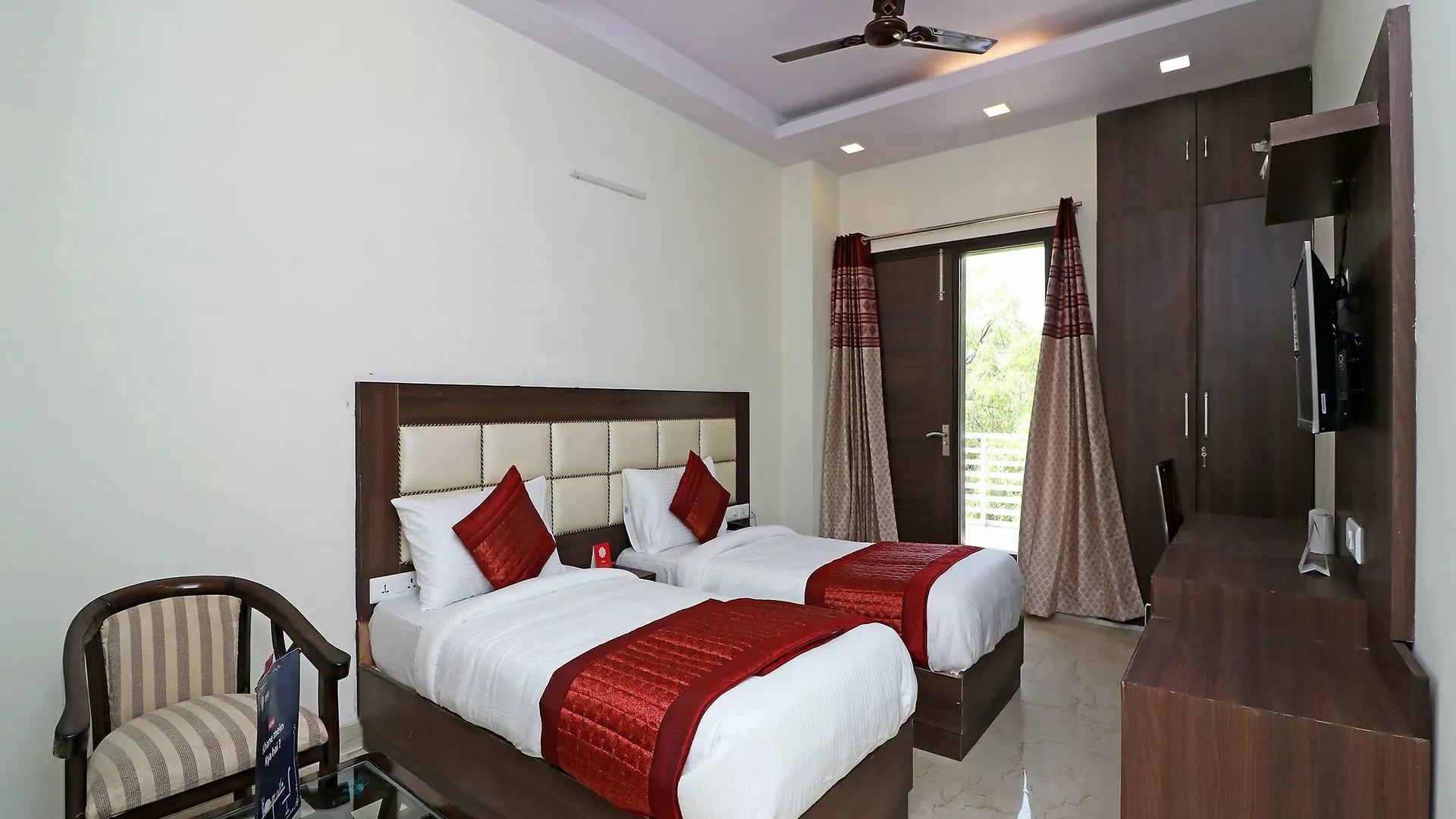 Oyo 12471 Sks Premium Hotel Gurgaon 3*,